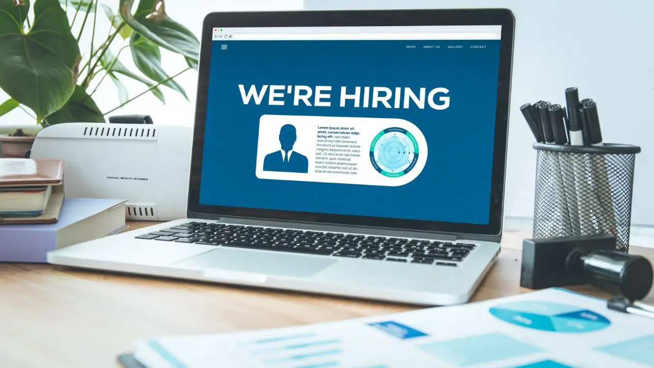 Jakie są twoje oczekiwania finansowe - laptop z napisem "we're hiring" na ekranie