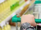 Ograniczenie handlu w sobotę - zblizenie na dloń osoby pchającej wózek sklepowy