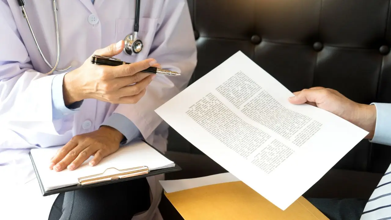Badania psychologiczne - lekarz rozmawiający z pacjentem