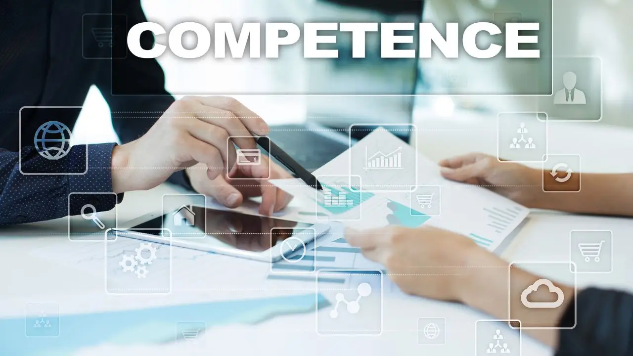 Kompetencje a kwalifikacje - napis competence na tle dłoni osób omawiających dokumenty