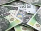 1700 zł dla wszystkich zamiast 800 plus i innych świadczeń - banknoty 100 zł obok siebie