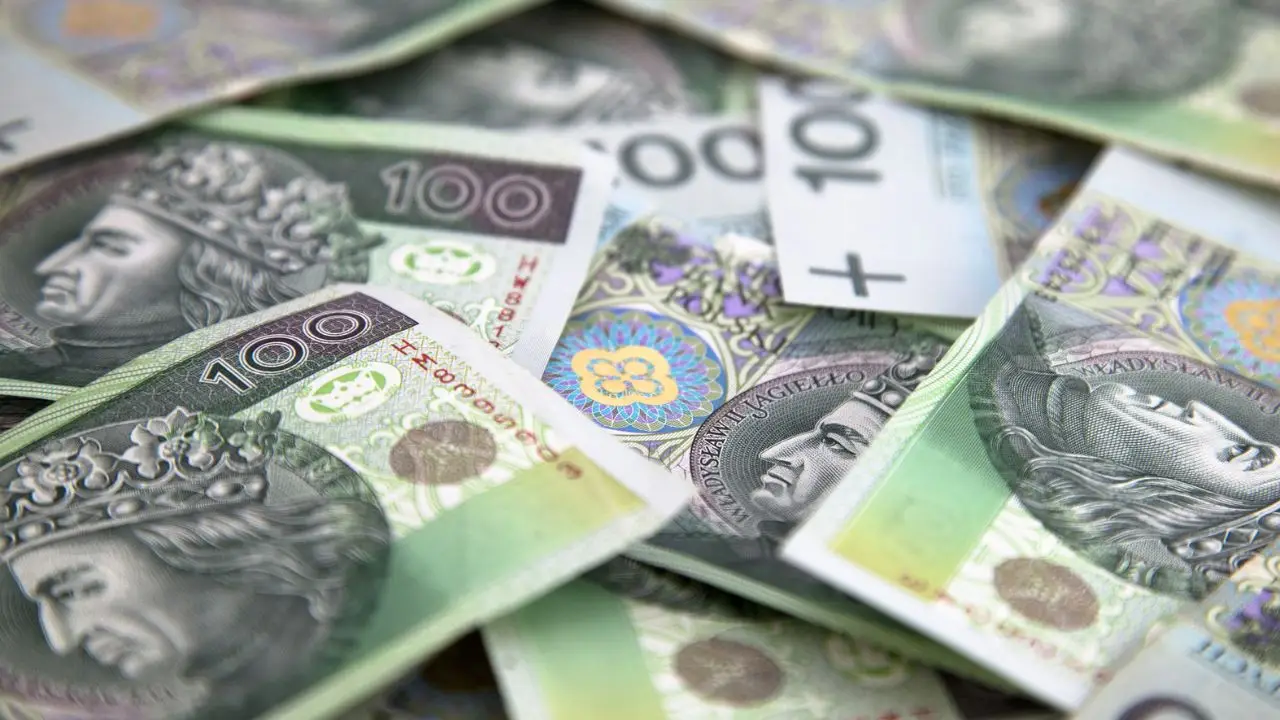 1700 zł dla wszystkich zamiast 800 plus i innych świadczeń - banknoty 100 zł obok siebie