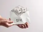 Darowizna - koperta z dolarami podpisana "give"