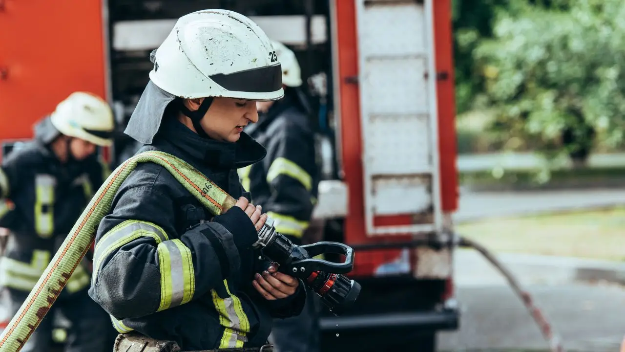 Dodatek dla strażaków OSP - strażak przy wozie strażackim