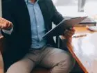 Działalność nierejestrowana jak zacząć - mężczyzna w garniturze przy biurku