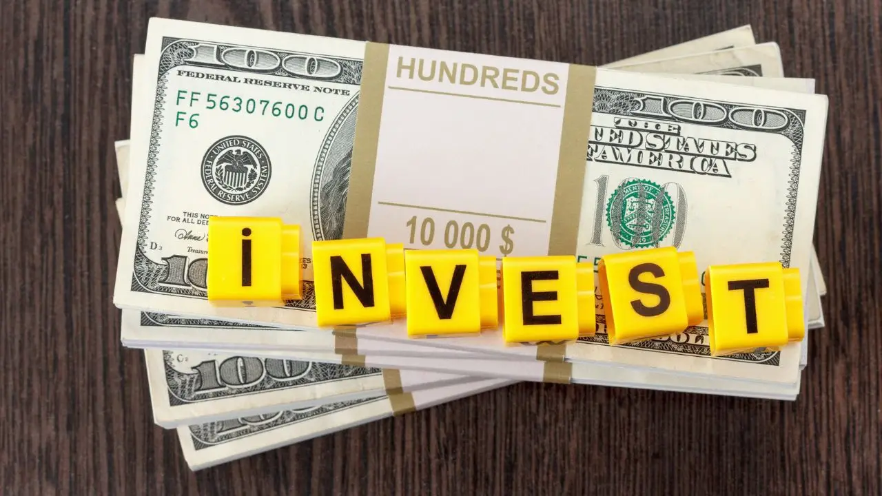 Inwestycja Google 5 mln - napis invest na dolarach