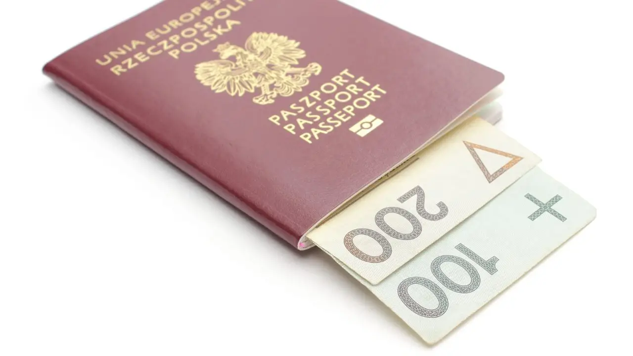 Banknoty polskie w paszporcie - emerytura dla migrantów