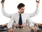 Multitasking - mężczyzna z wieloma rękami, wykonujący wiele zadań jednocześnie
