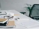 Office ghosting - puste biurko pracownika z pokolenia Z
