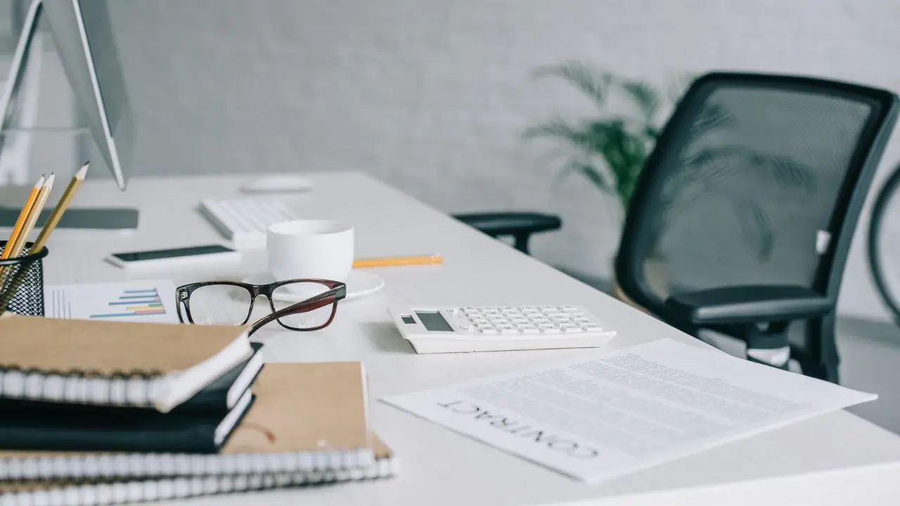 Office ghosting - puste biurko pracownika z pokolenia Z