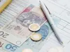 PCC - polskie banknoty; długopis, dokument i segregator
