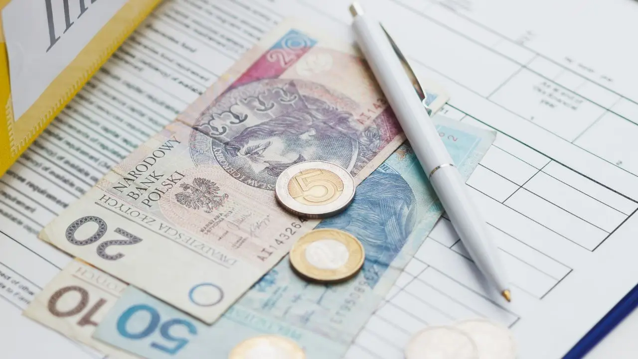 PCC - polskie banknoty; długopis, dokument i segregator