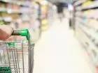 Zniesienie zakazu handlu w niedzielę - zdjęcie kobiety pchającej wózek w supermarkecie
