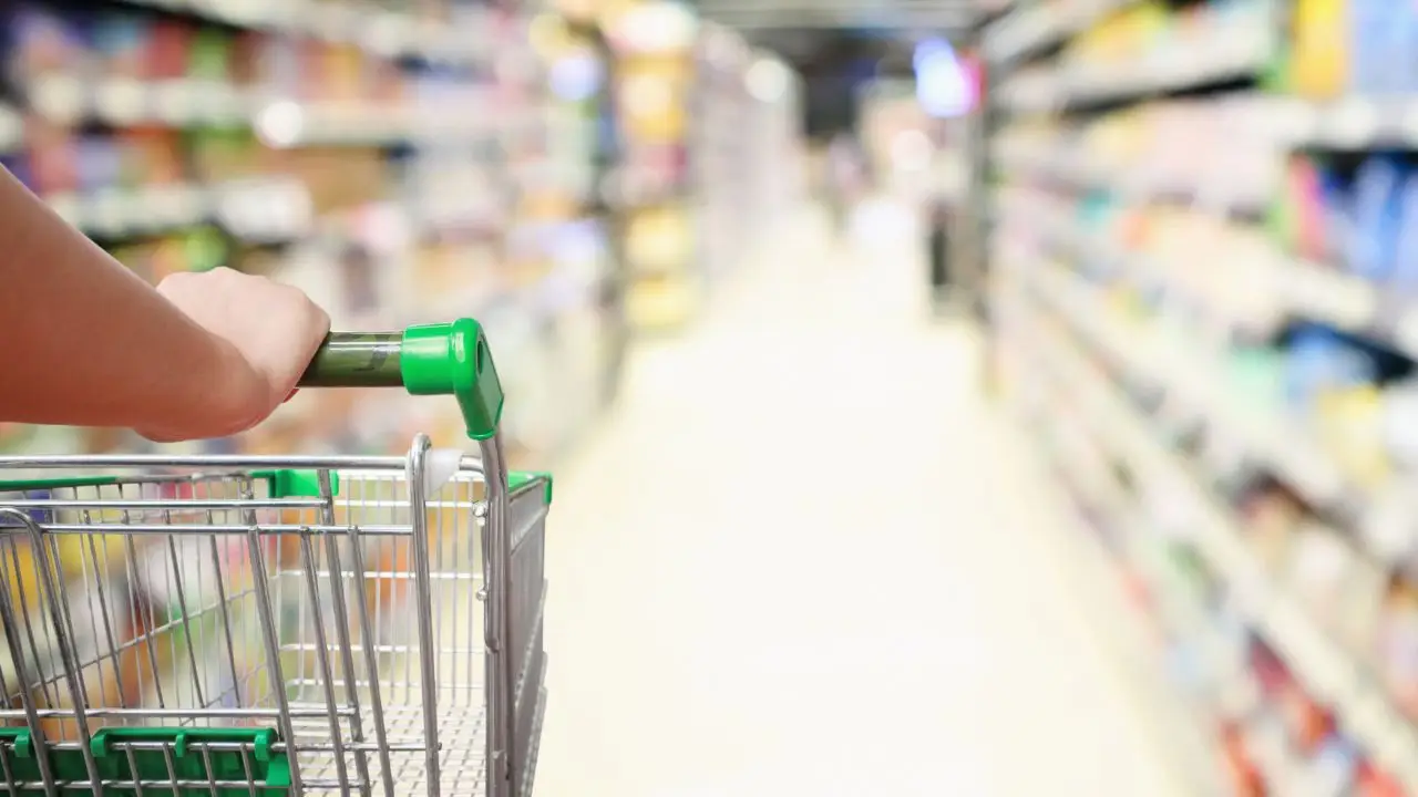 Zniesienie zakazu handlu w niedzielę - zdjęcie kobiety pchającej wózek w supermarkecie