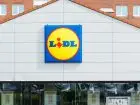 Protest pod Lidlem - sklep Lidl z logo