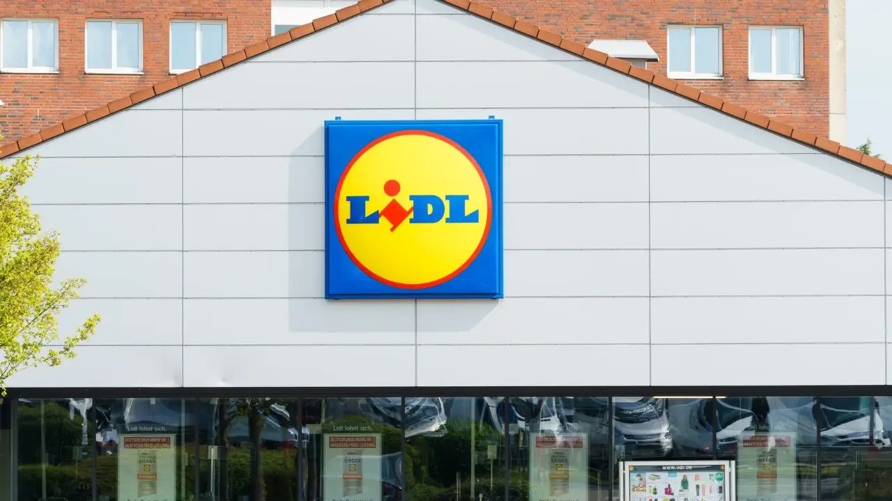 Protest pod Lidlem - sklep Lidl z logo