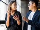 Small talk prowadzony przez dwie osoby na korytarzu