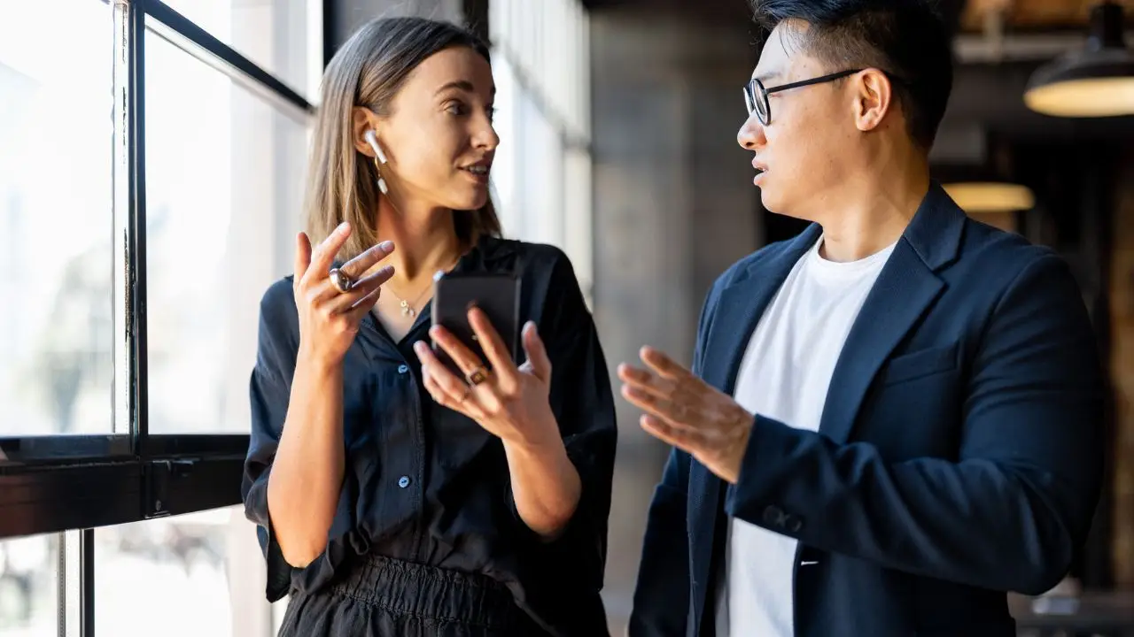 Small talk prowadzony przez dwie osoby na korytarzu