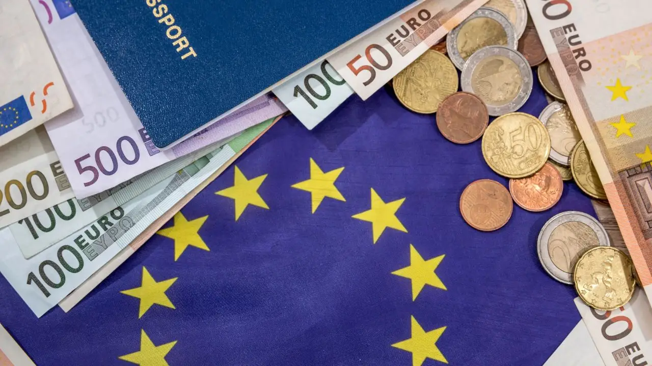 Taksonomia - flaga UE i pieniądze w walucie EURO