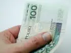 Zaliczka a zadatek - banknoty 100 zł trzymane w dłoni
