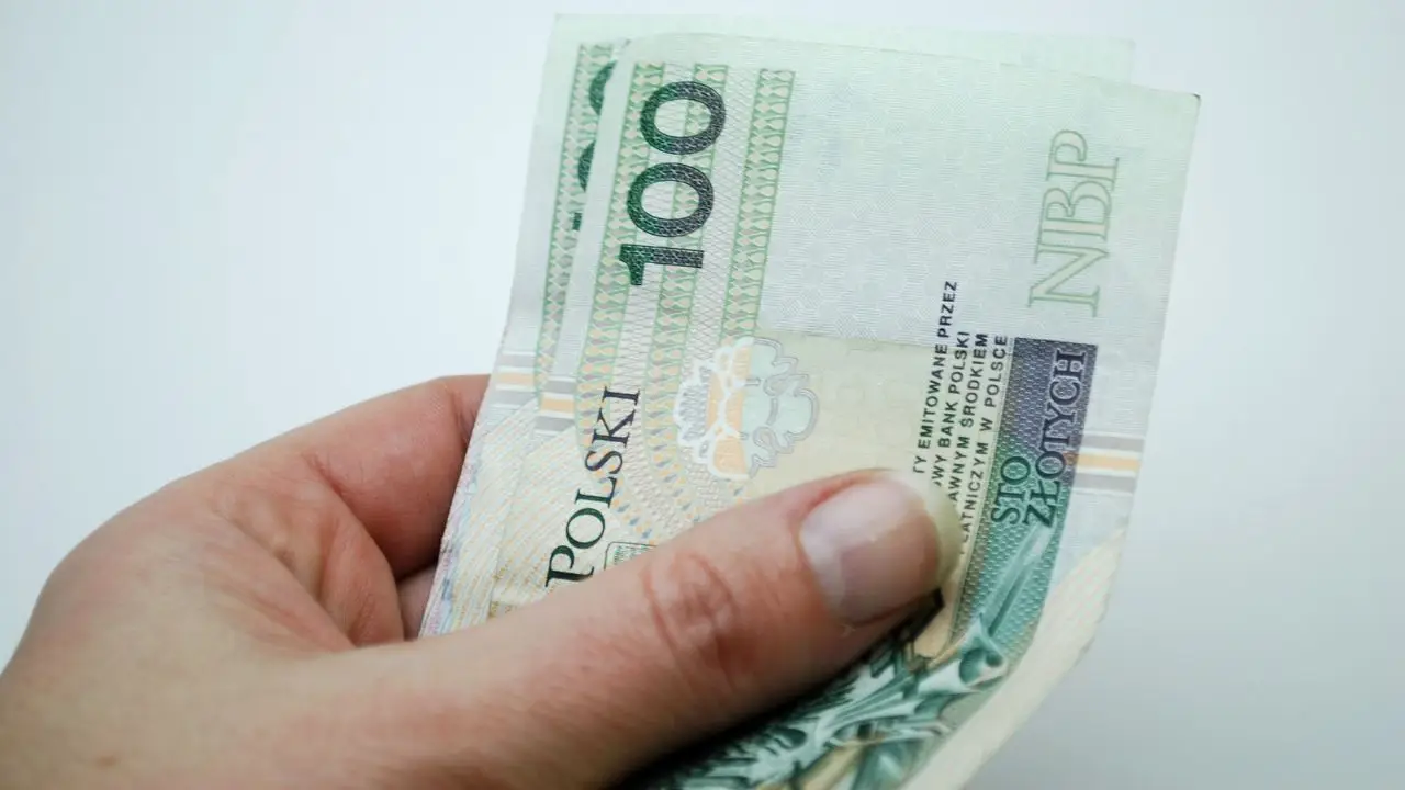 Zaliczka a zadatek - banknoty 100 zł trzymane w dłoni