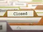 Zawieszenie działalności gospodarczej - napis closed na dokumentach