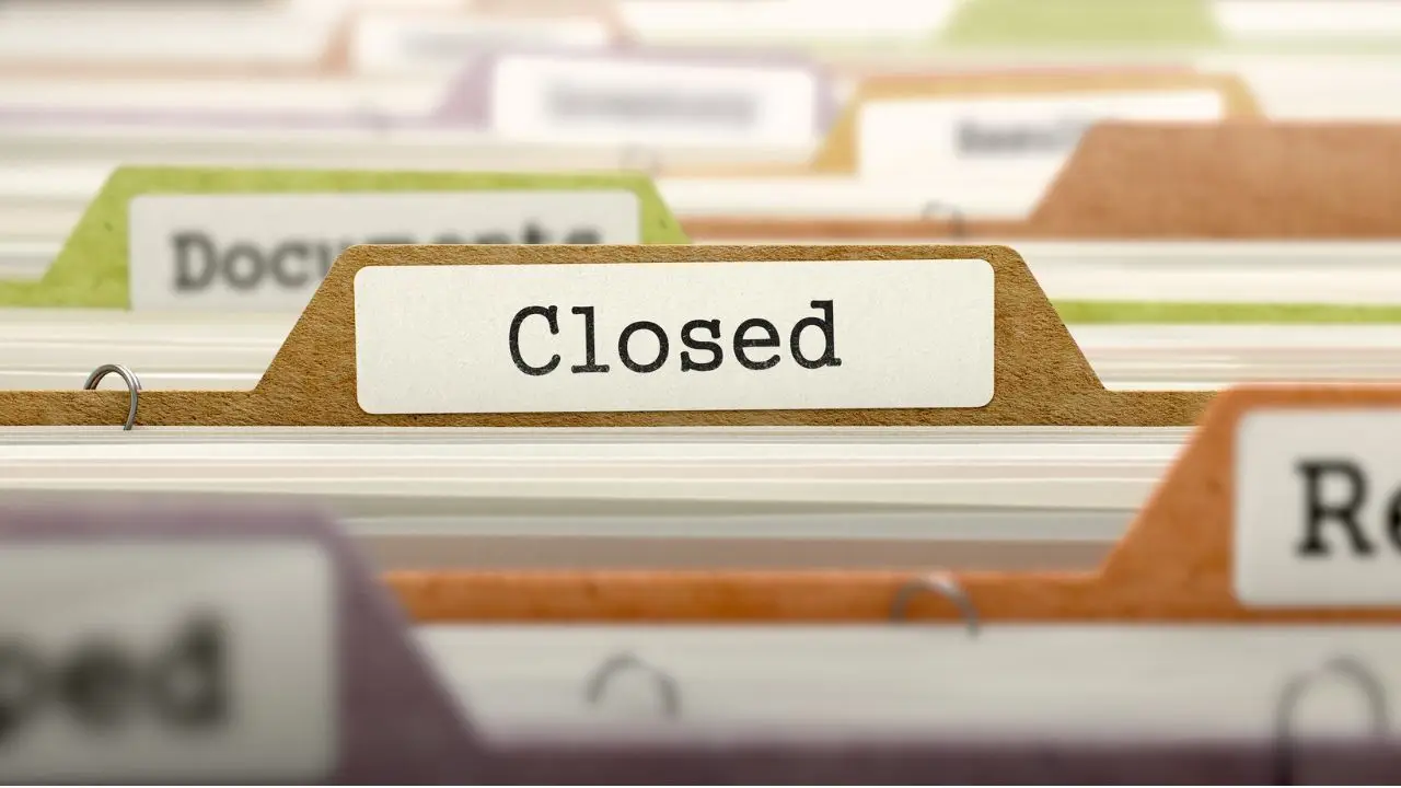 Zawieszenie działalności gospodarczej - napis closed na dokumentach