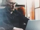 Zmiana danych CEIDG - mężczyzna skupiony przy laptopie