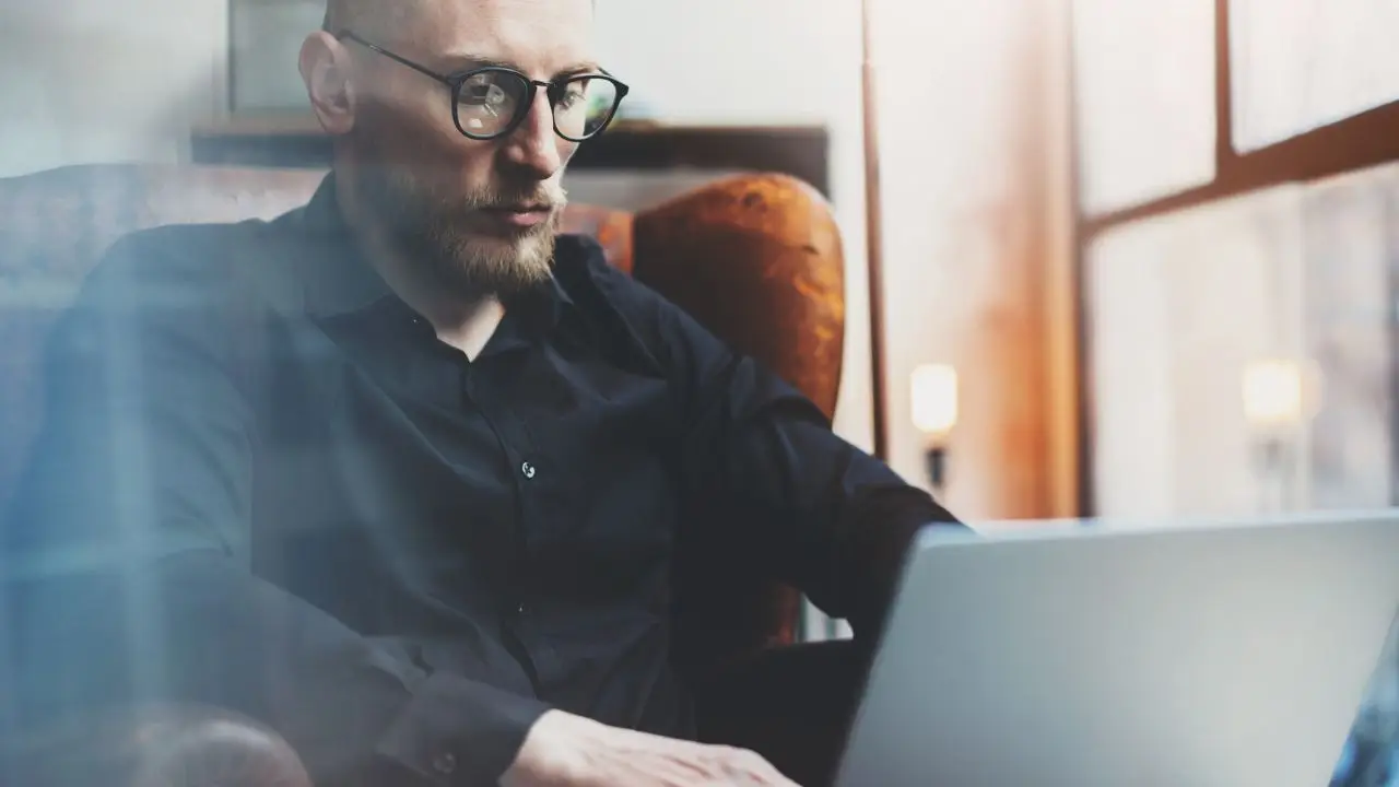 Zmiana danych CEIDG - mężczyzna skupiony przy laptopie