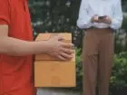 Zwolnienia DHL - kurier trzymający paczki w dłoniach