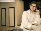Dobrowolny ZUS - mężczyzna w kawiarni rozmawiający przez telefon przedsiębiorca
