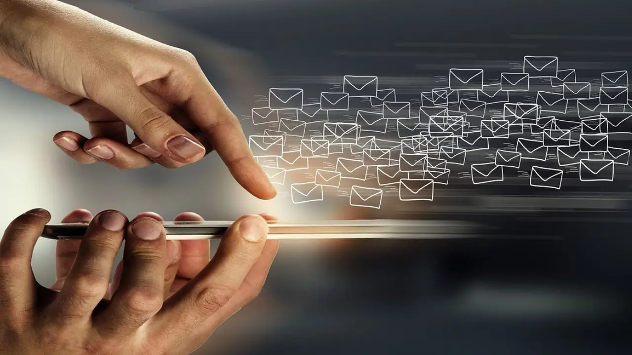 E-mail z ZUS - dłonie, smartfon, koperty grafika