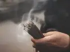 Lex szarlatan - kadzidło w dłoniach