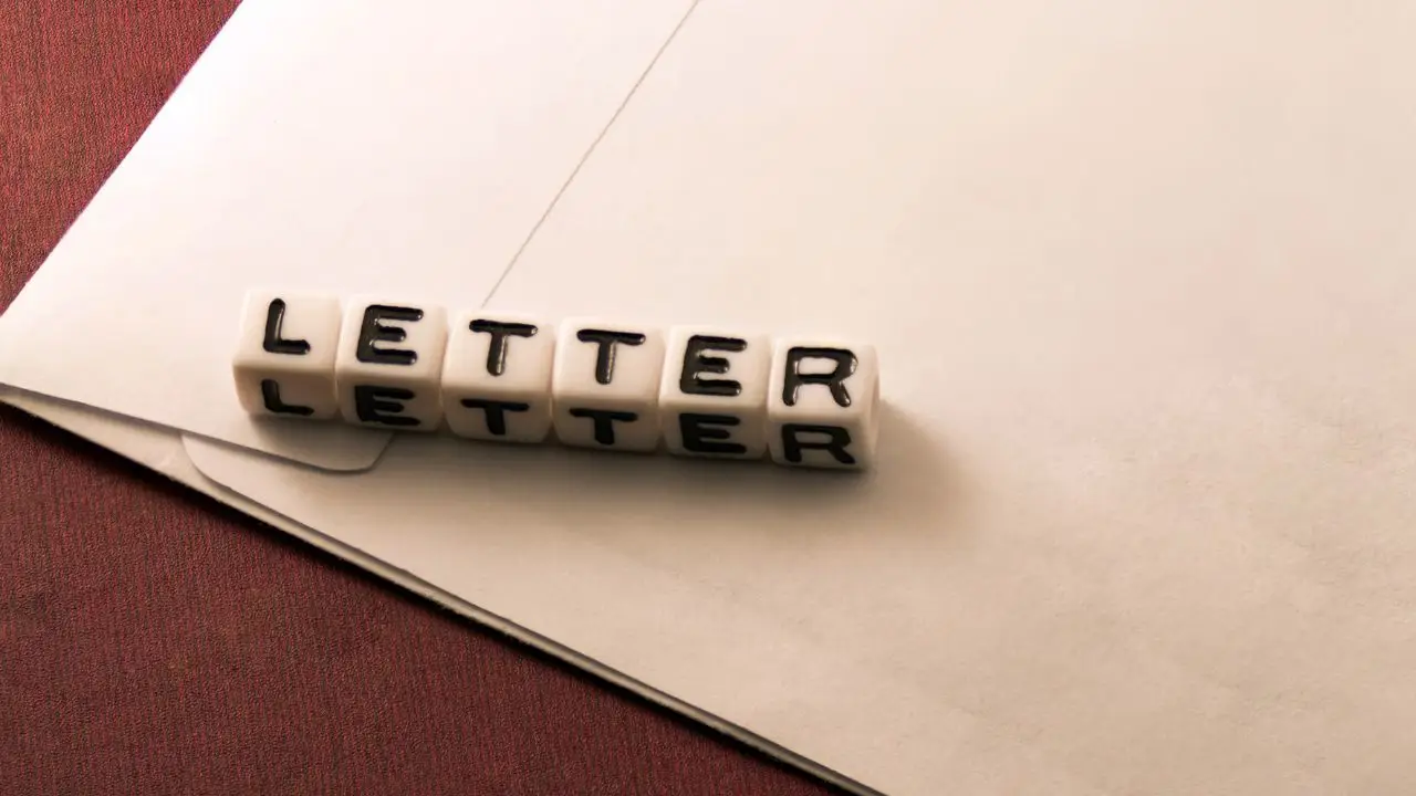 List intencyjny - list, a na nim napis letter ułożony z klocków