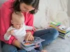 Nowy urlop dla rodziców - mama z dzieckiem na kanapie