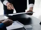 Numer NIP - przedsiębiorca przeglądający dokumenty