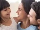 Pieniądze dla rodziców od pracodawcy - rodzina uśmiechnięci mama, tata, córka