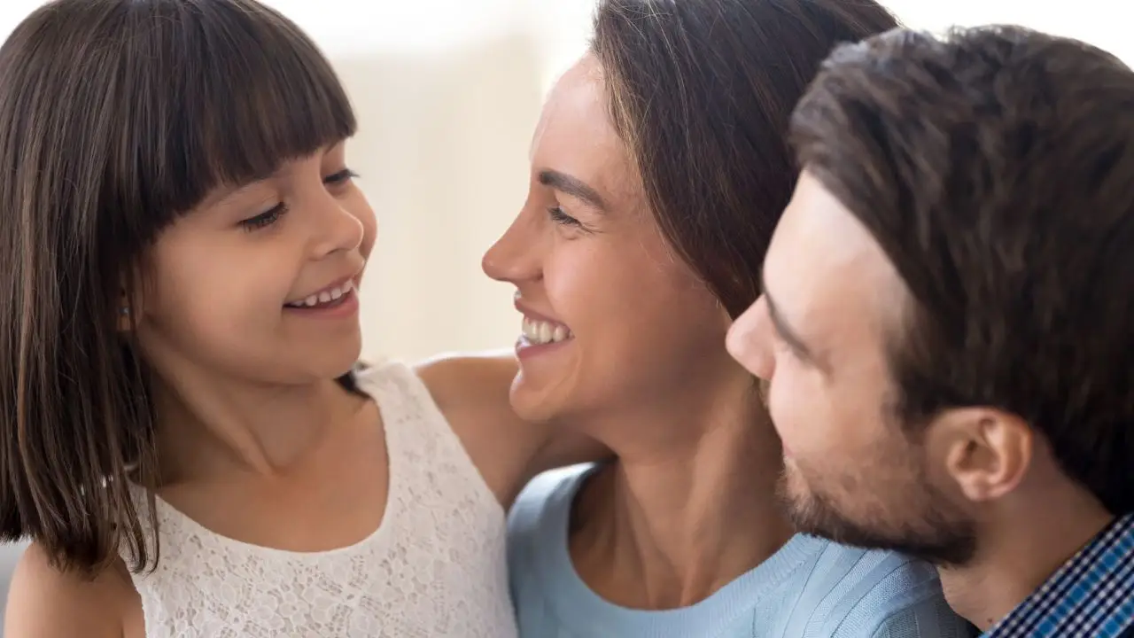 Pieniądze dla rodziców od pracodawcy - rodzina uśmiechnięci mama, tata, córka