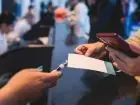 Zwolnienia Poczta Polska - osoba przy ladzie obsługiwana przez pracownika administracji