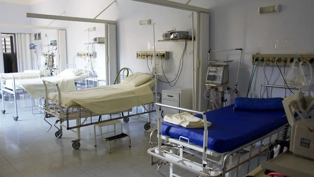 Brak wynagrodzeń w szpitalu w Otwocku - symboliczne zdjęcie sali w przykładowym szpitalu