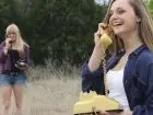 Tematy do rozmowy - dwie kobiety rozmawiające przez telefon na polu