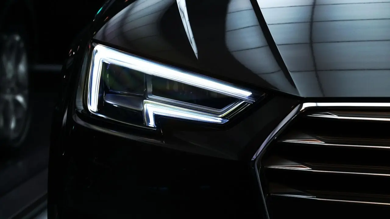 Zwolnienia w Audi - front symbolicznego samochodu