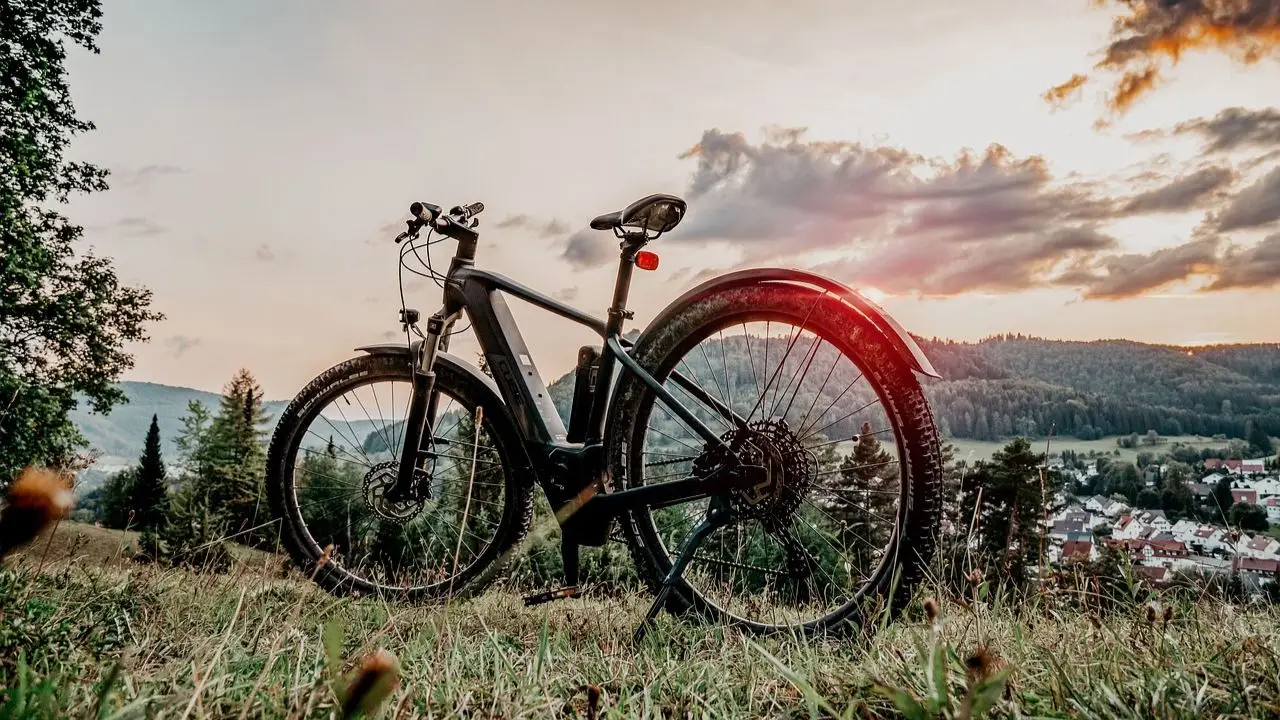 Dofinansowanie do roweru elektrycznego 2025 - rower elektryczny w słońcu