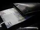 Banknot 500 zł wystający z portfela