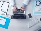 L4 co to - lekarz przy biurku korzystający z laptopa