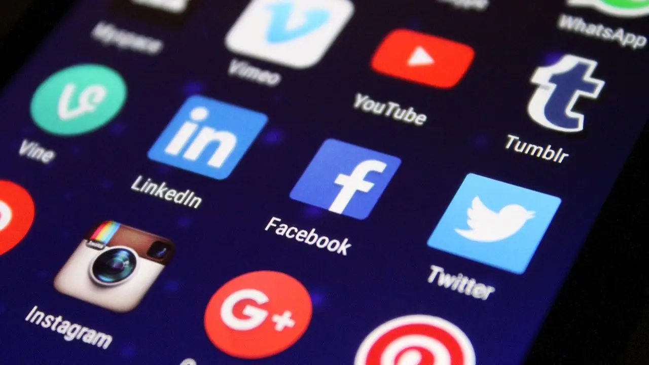 Linkedin - ikonki aplikacji na ekranie telefonu