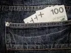 Najniższa krajowa 2025 - banknoty 100 zł w kieszeni spodni
