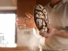 Piekarz z chlebem w dłoni