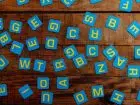 Slang - co to - litery na niebieskim tle