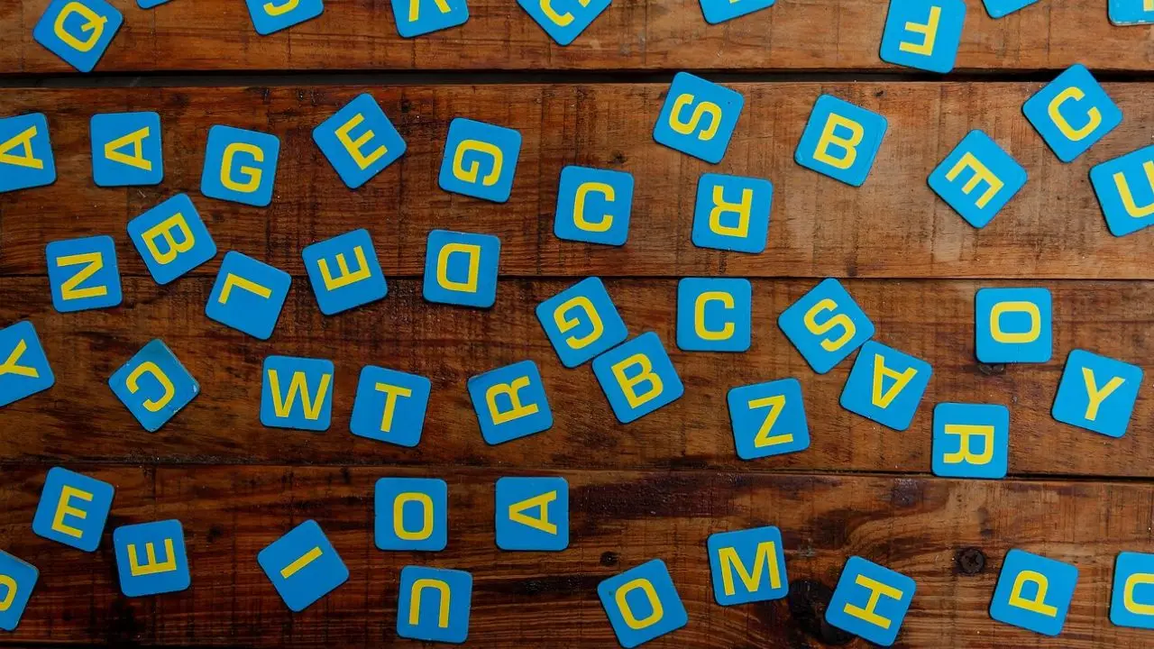 Slang - co to - litery na niebieskim tle